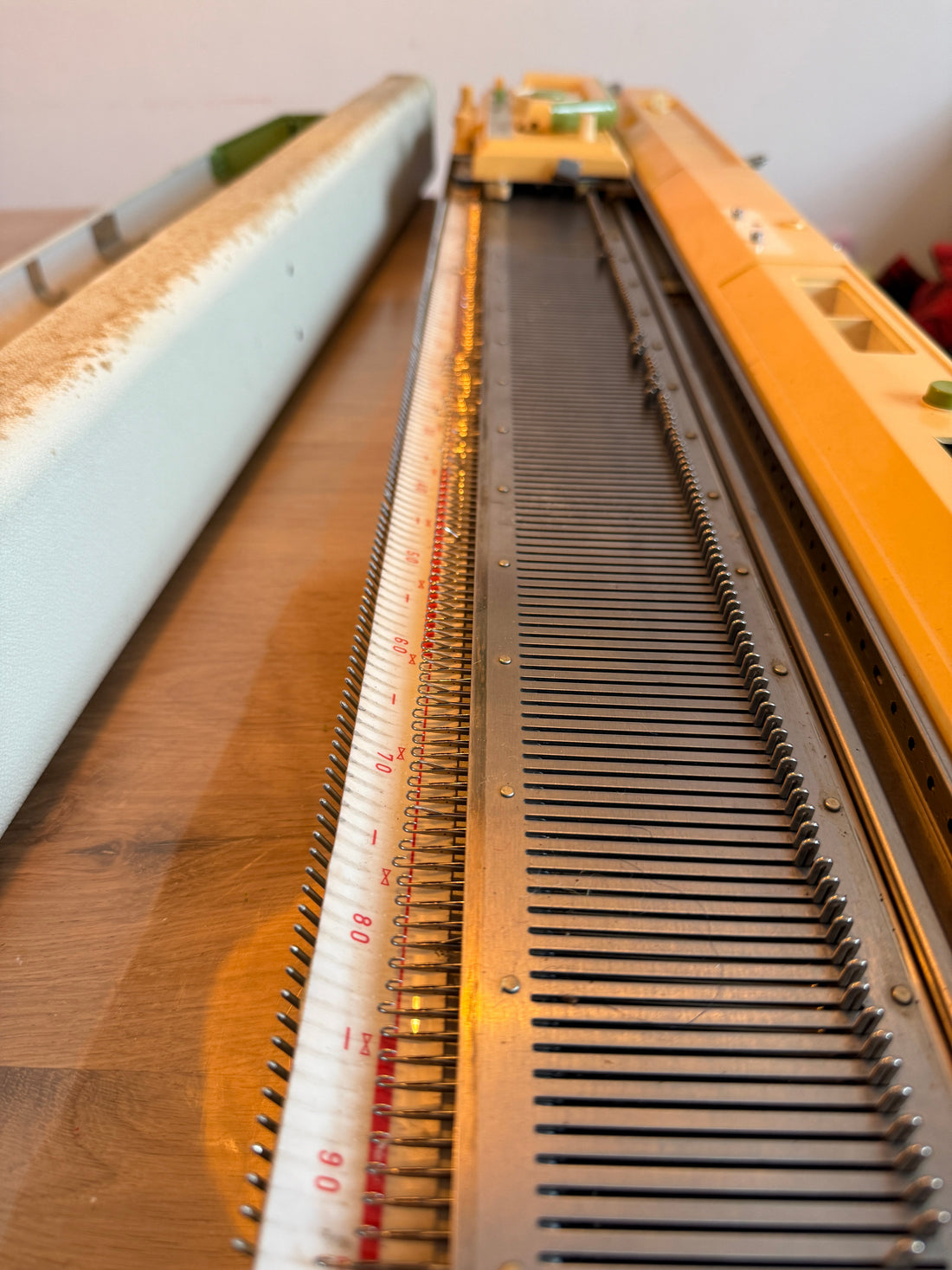 Nieuwe wolkleuren, een sokkenpatroon én een vintage breimachine