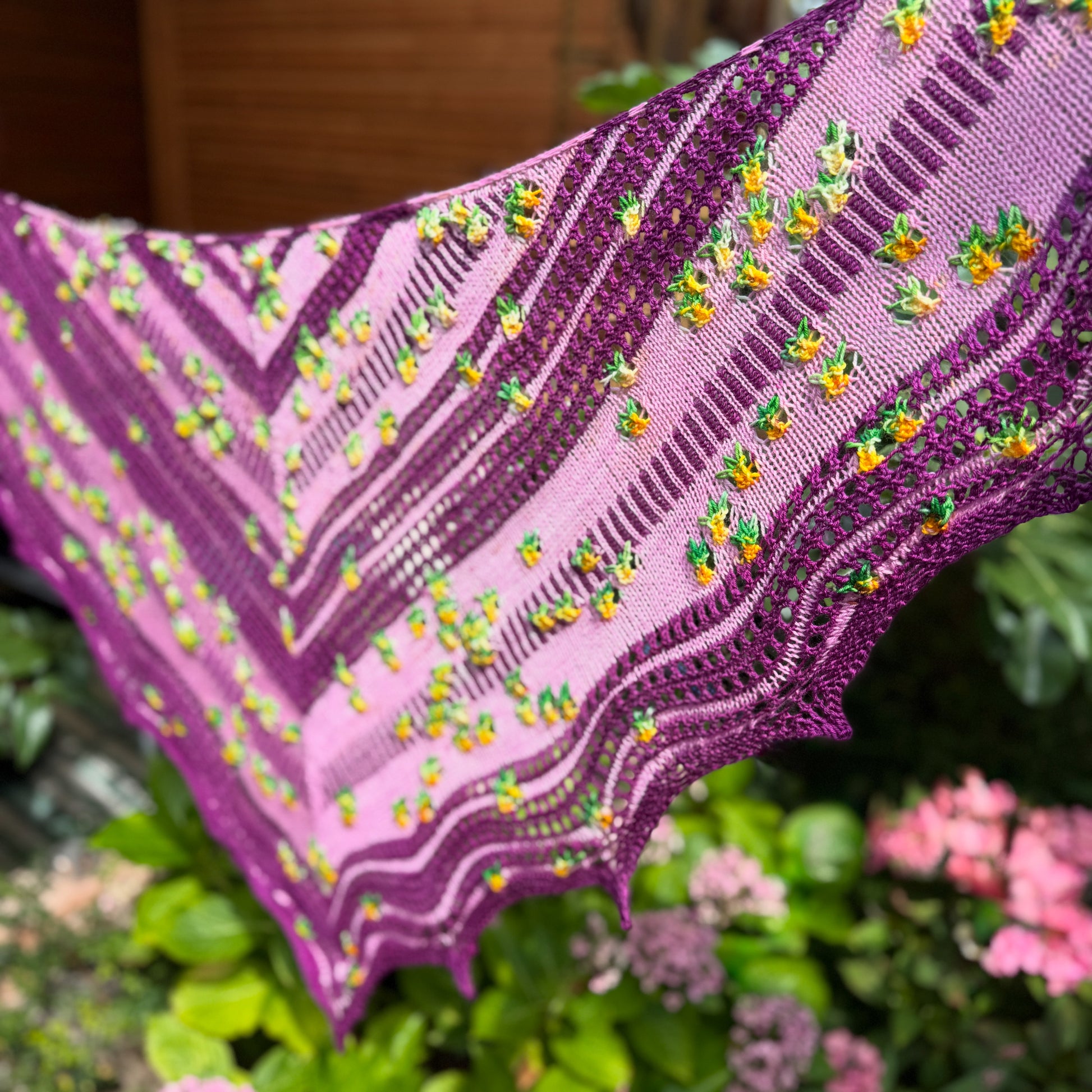 Example of a shawl made with 1 skein of pineapple and 1 skein of Florence 