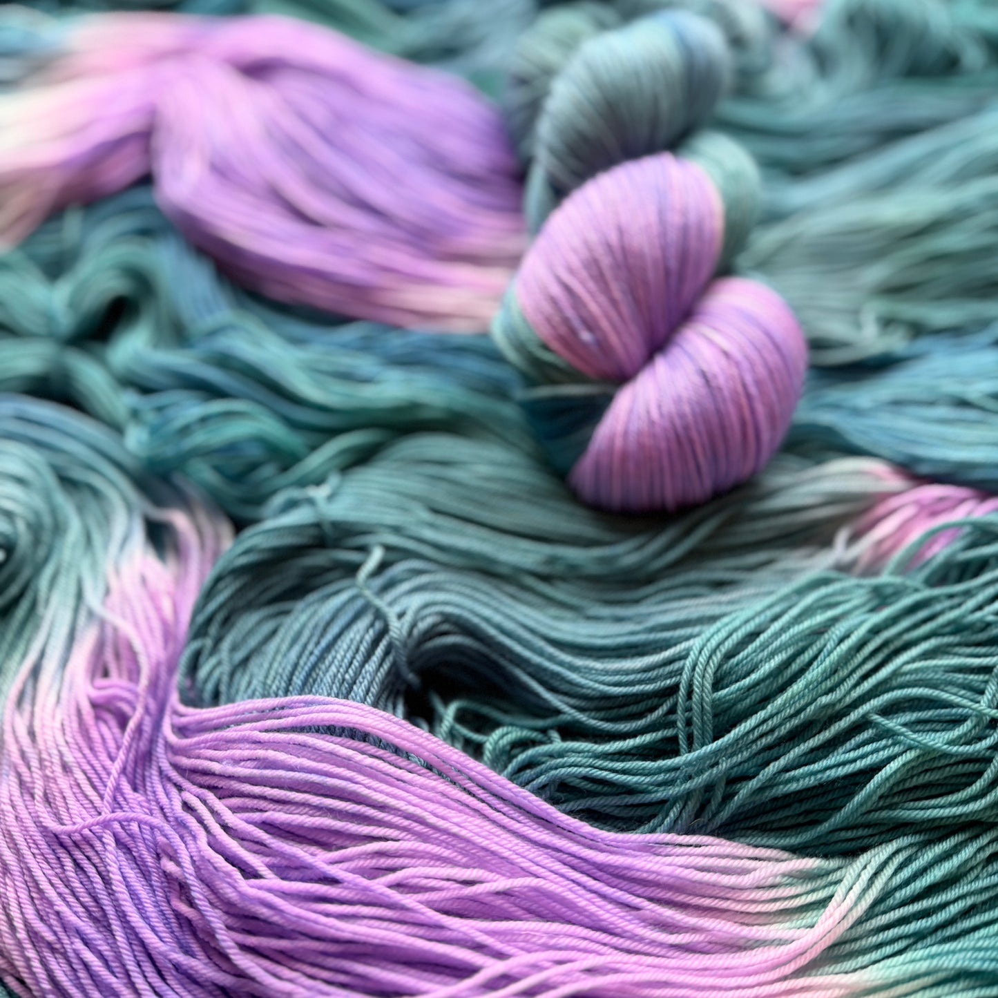 Monets Seerosen - Deluxe Merino Socken Assigned Pooling