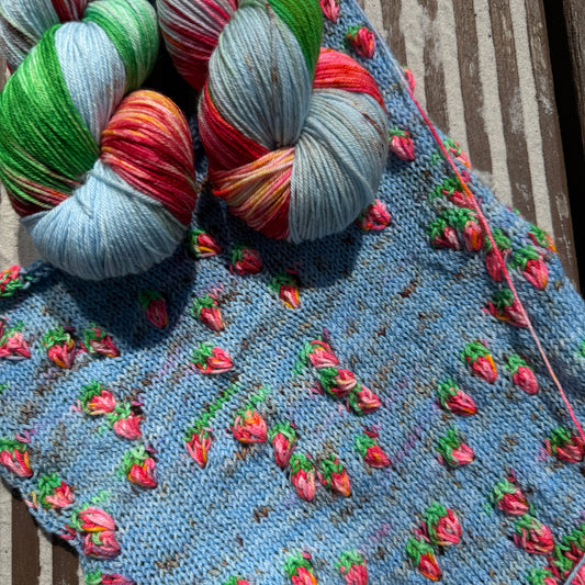 Auridon Yarns Fingering Deluxe Merino Sok Assigned Pooling ‘Strawberry' 100g