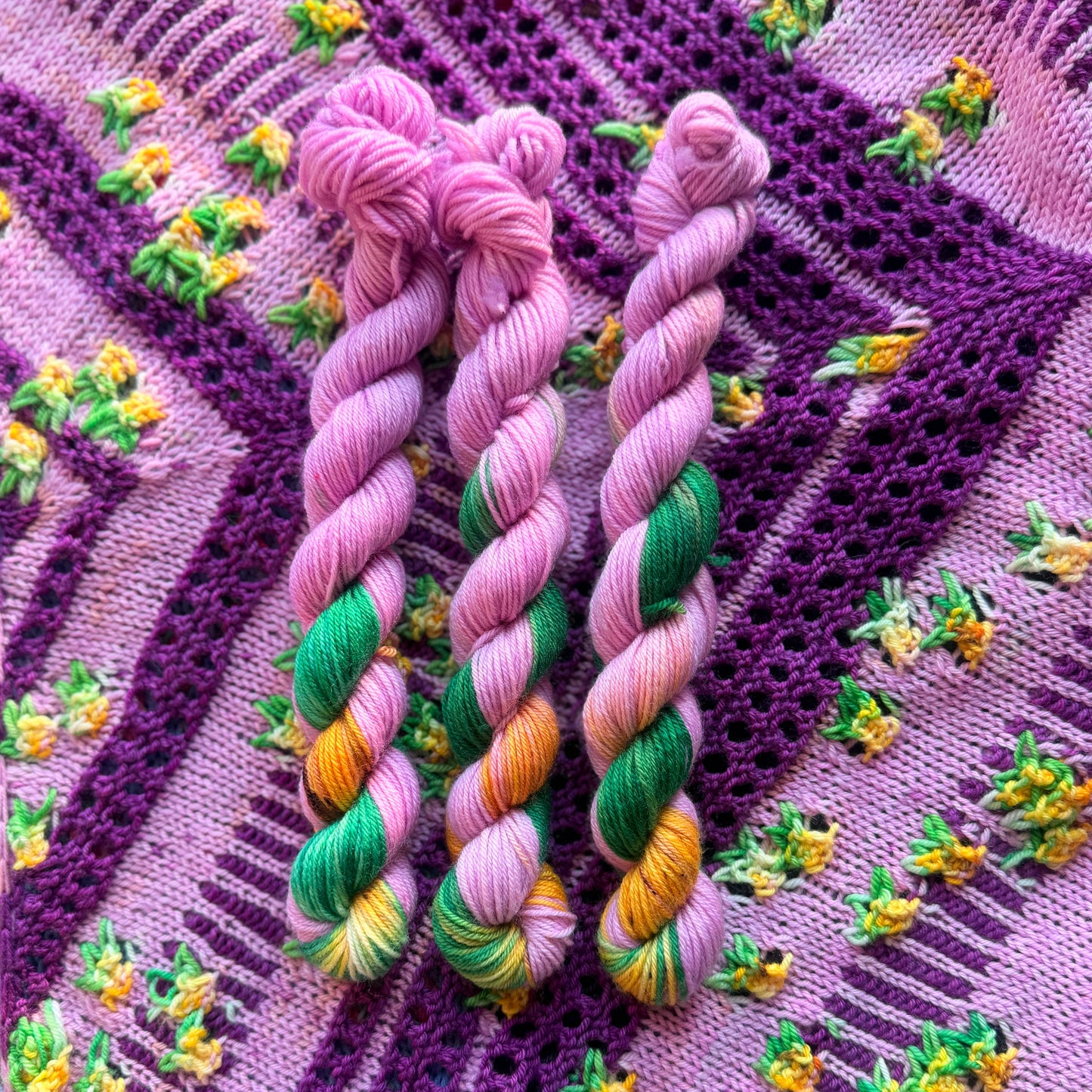 Auridon Yarns Fingering Deluxe Merino Socken Assigned Pooling 'Erdbeere' 100 g