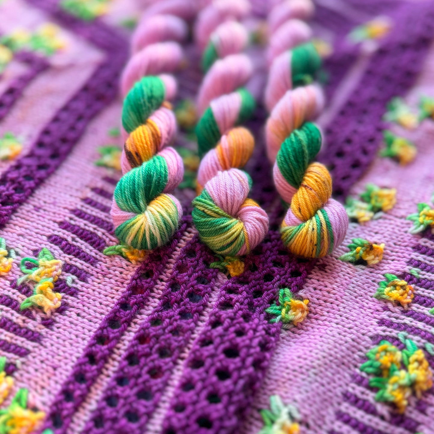 Auridon Yarns Fingering Deluxe Merino Socken Assigned Pooling 'Erdbeere' 100 g